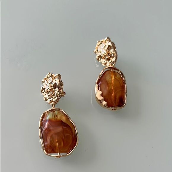 Gold and Brown Earrings A1069 - Picture 2 of 2
